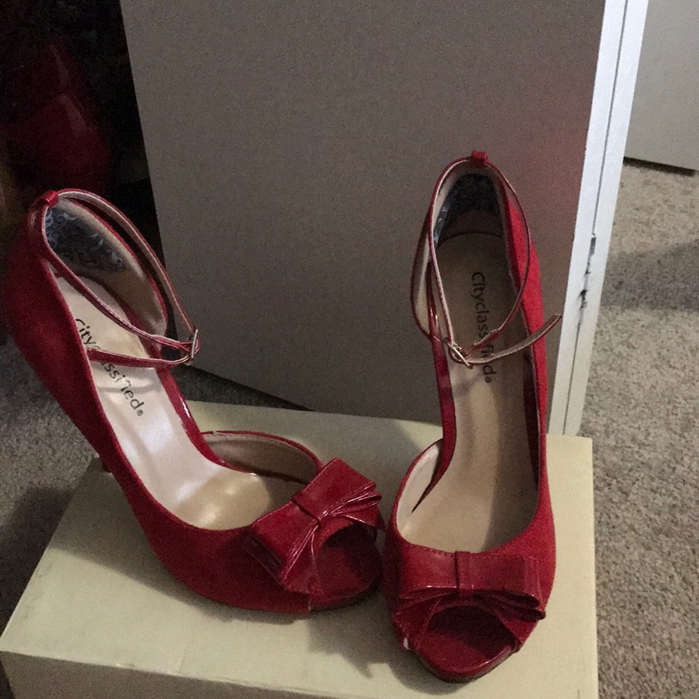 Size 7:5 red suede heels
